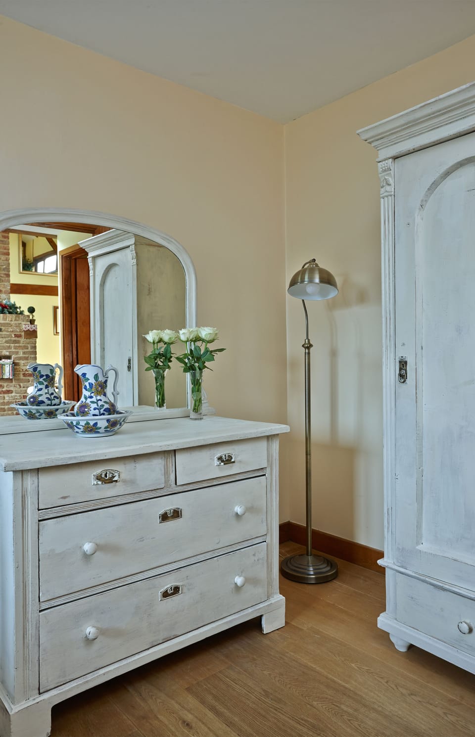 "Saddle back" Bedroom.