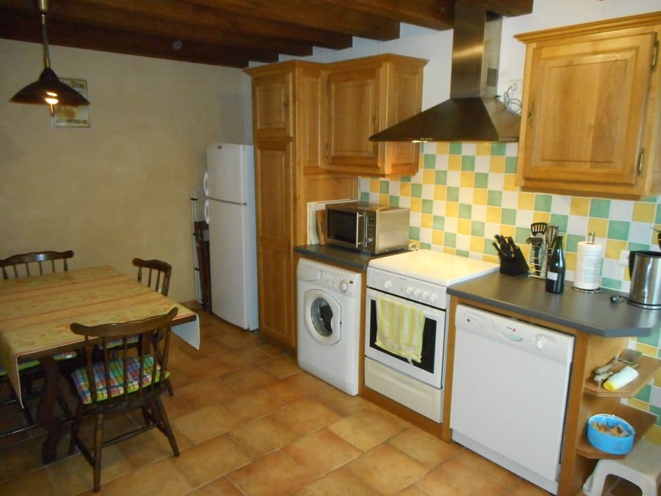 Fully equipped kitchen / dining room - space for 6