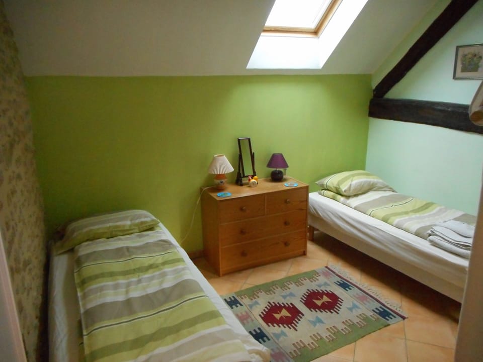 2nd bedroom with twin beds