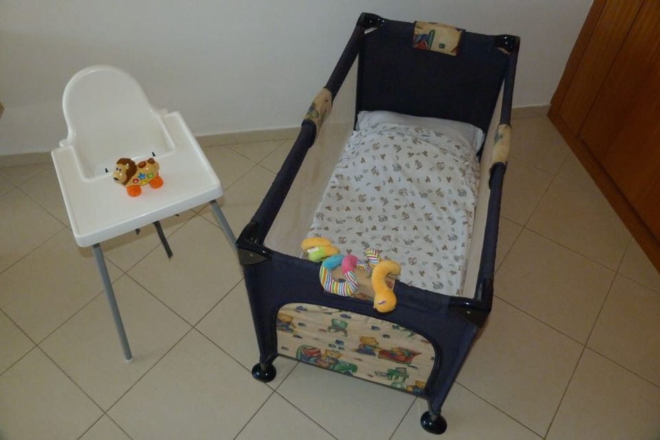 Berço e cadeira de bebé disponíveis