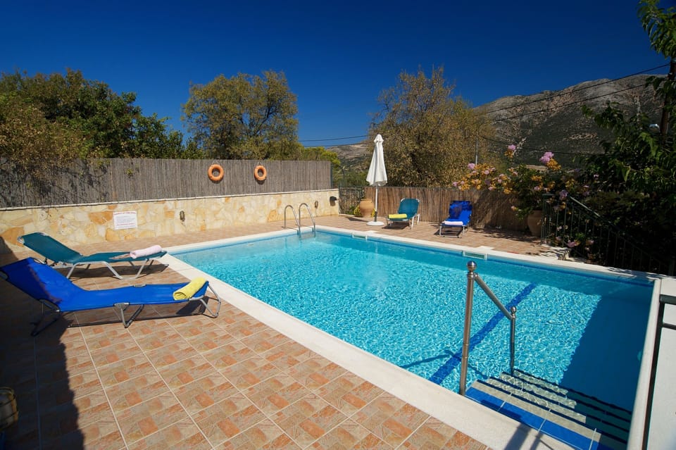 The private pool  (width 4 x 7 m / depths 0.90 - 1.40 m)