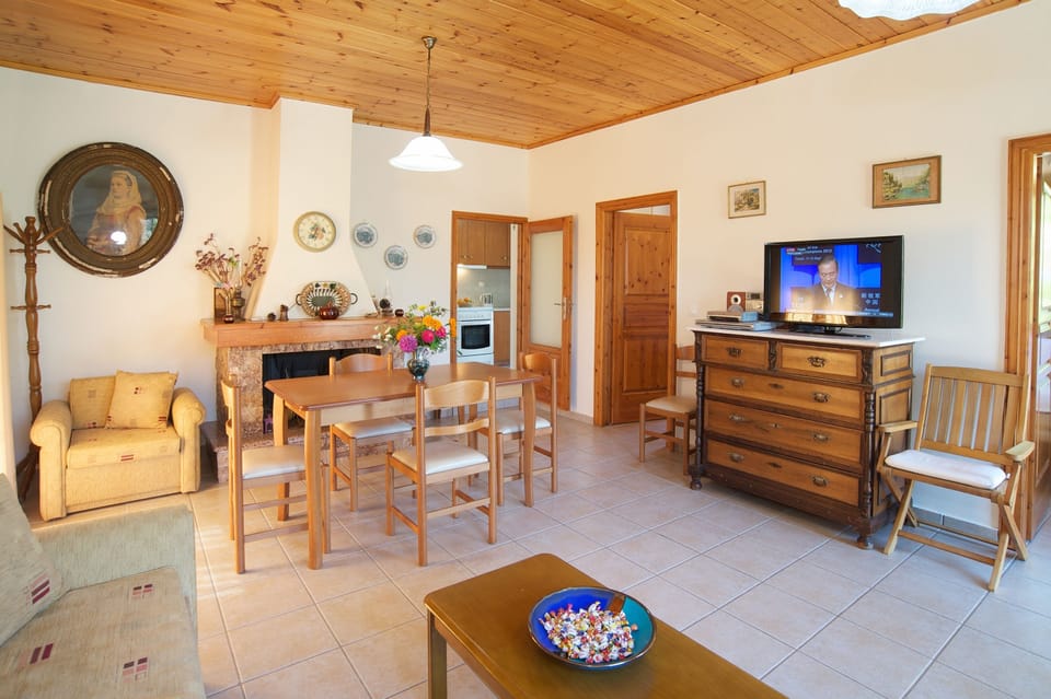 Comfortable Living room with dining area
