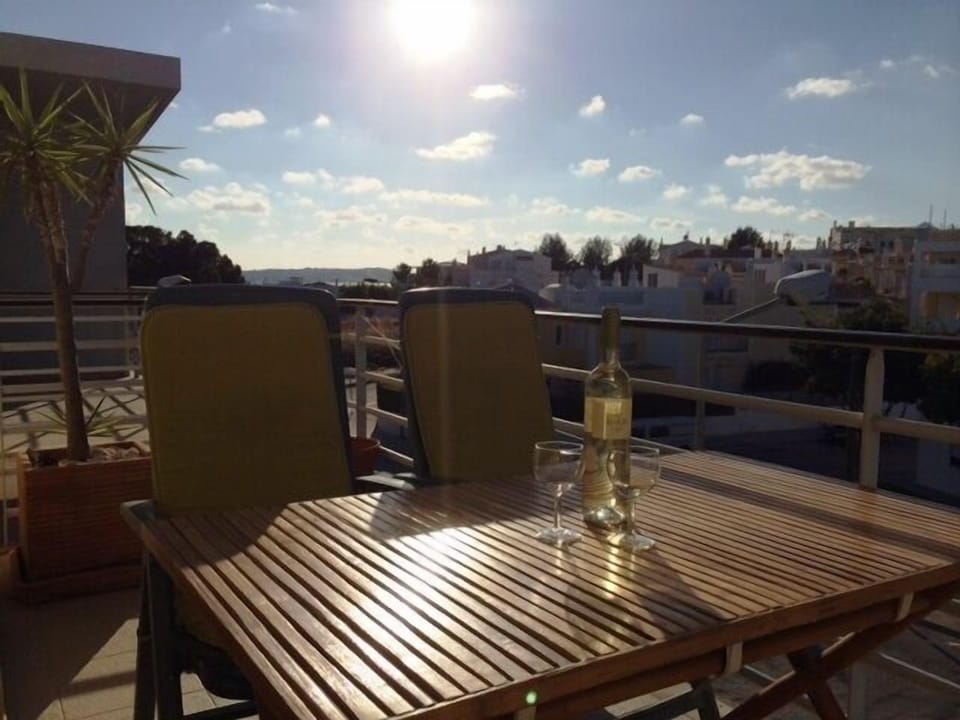 The sun sets in the West, so after the pool or beach it's always 'wine o'clock'