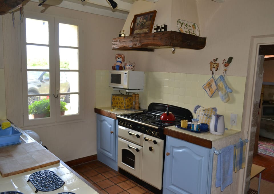 Cute kitchen, with range oven, dishwasher and separate utility room