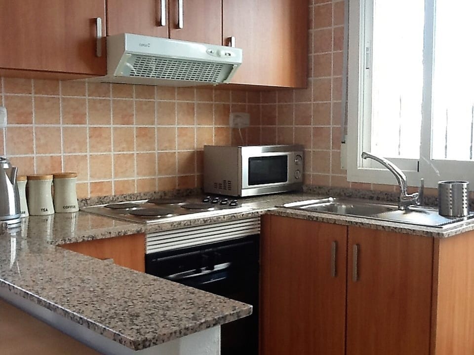 Kitchen with oven/hob/microwave