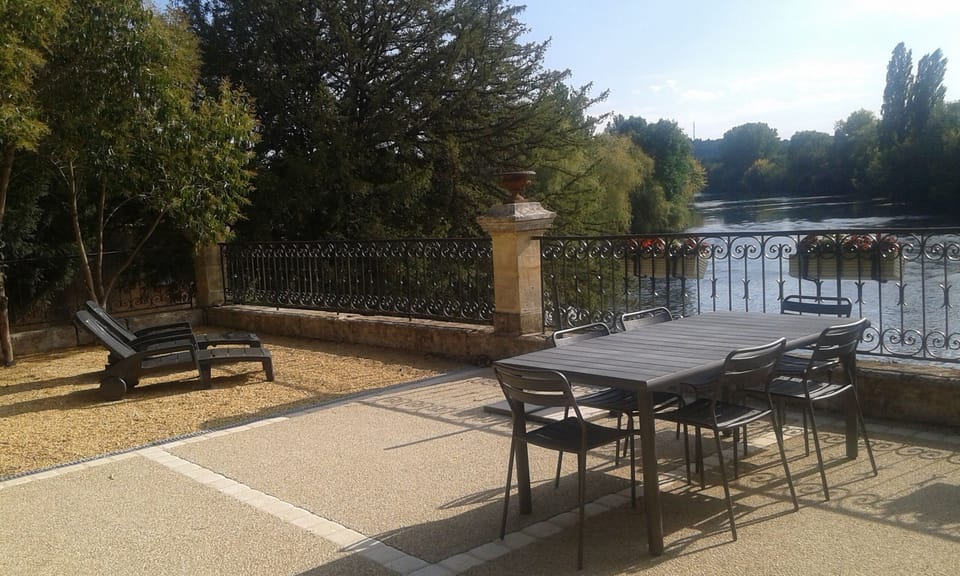 The terrace at Vézère Vue