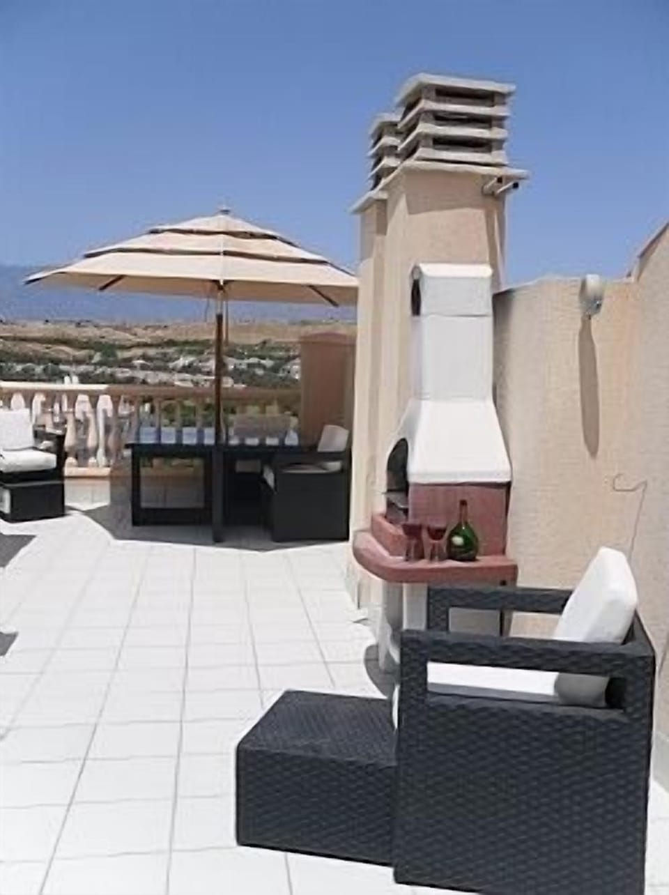 Spacious  private roof-top terrace for all day sunshine! ☀️