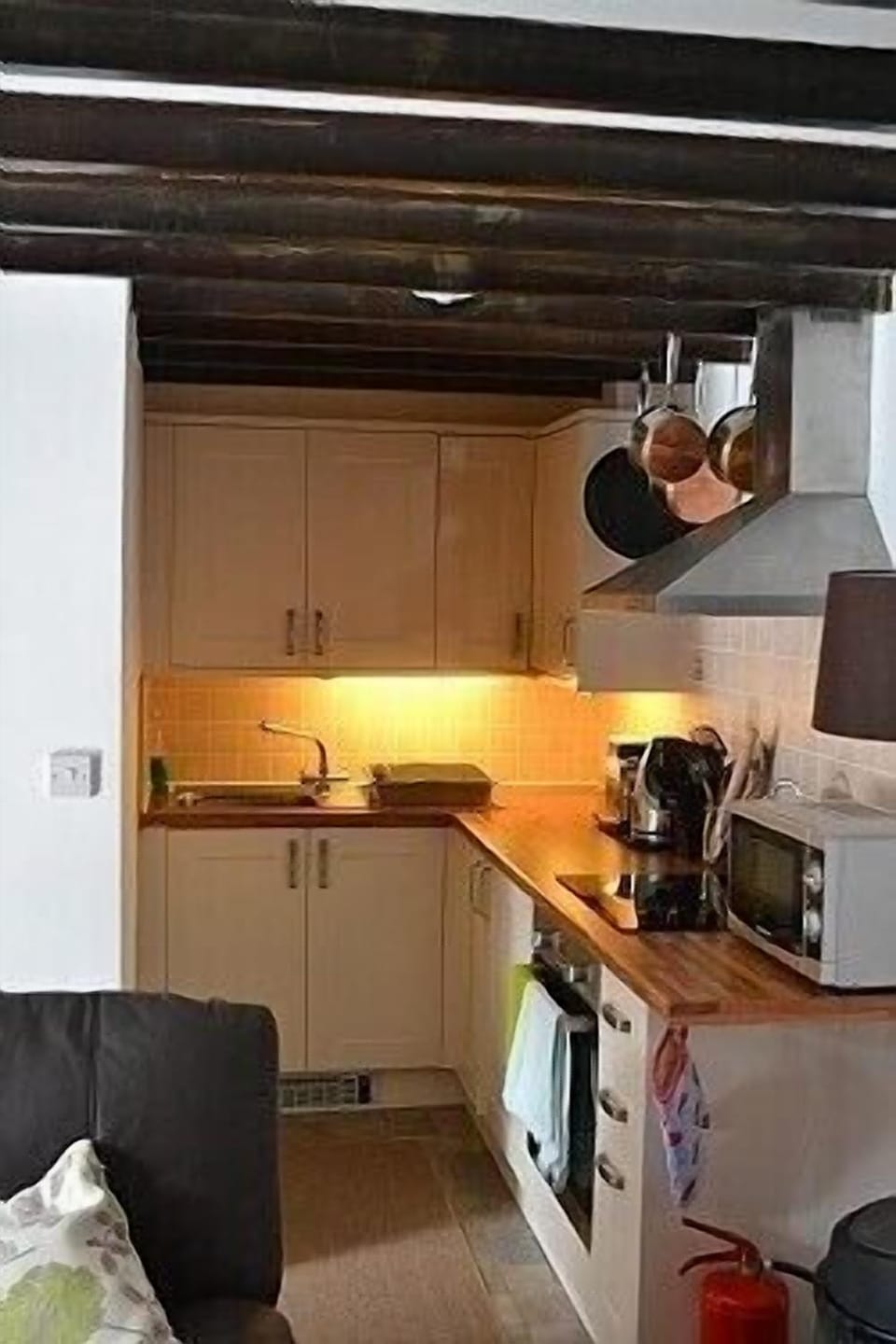 The fully equipped kitchen 