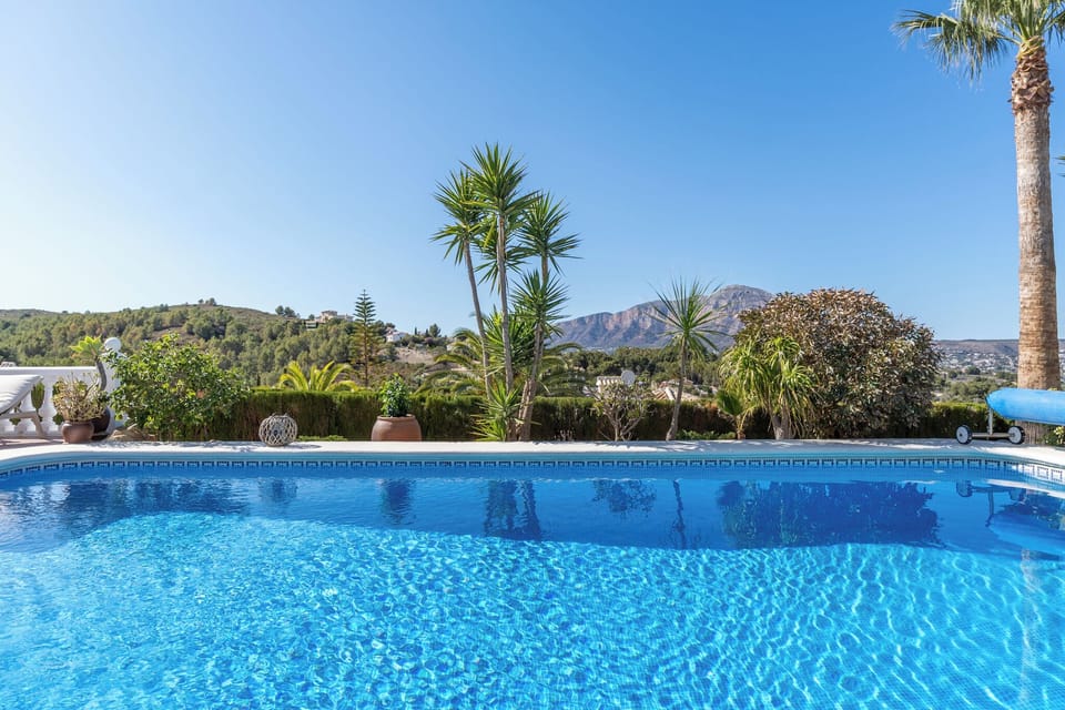 From the pool, the view to the Montgo