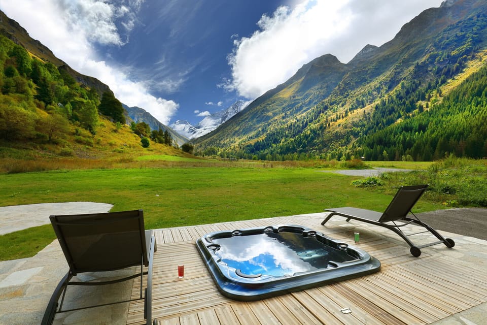Outdoor spa tub