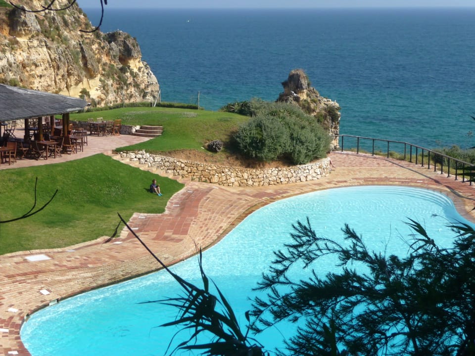 the pool by the cliff and nearby restaurant