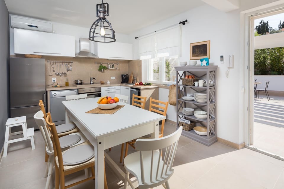 Well equipped kitchen with dining room