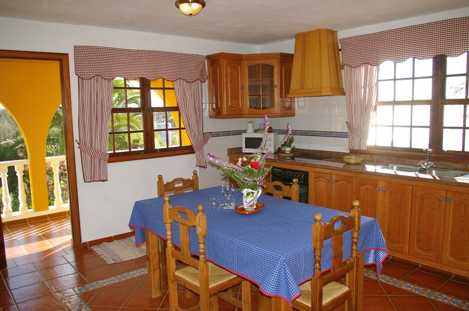 Fully equipped kitchen, ceramic hob, oven, microwave, toaster