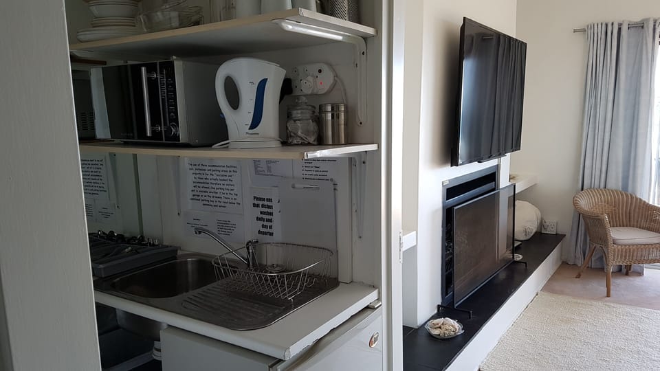 Mini kitchen facilities.
Fridge, microwave,kettle, toaster, crockery & cutlery.
