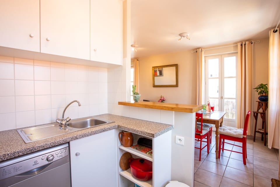Fully fitted Kitchen with dishwasher
