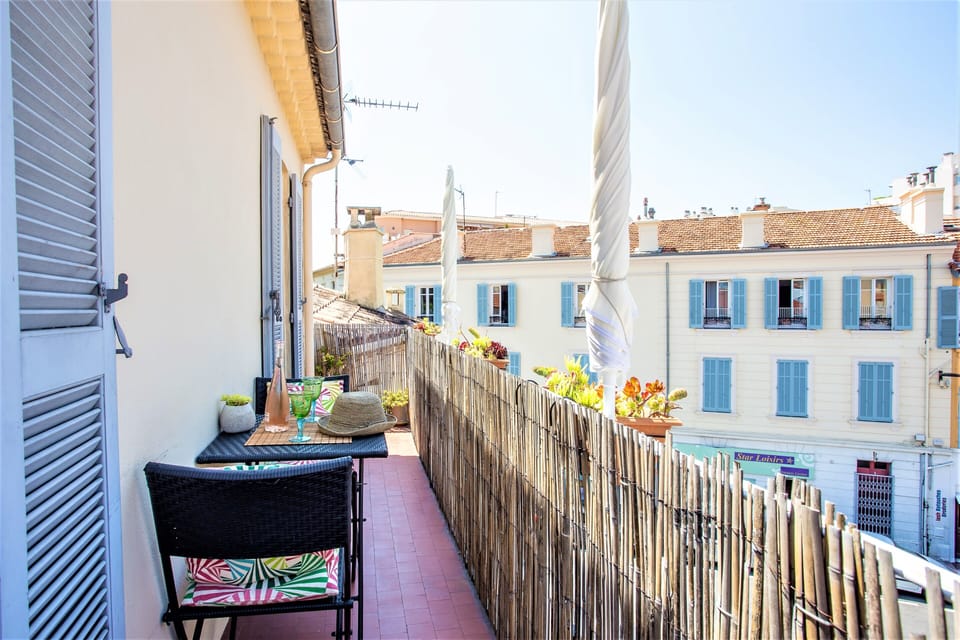 Top floor apartment with long sunny Balcony, parasols for shade