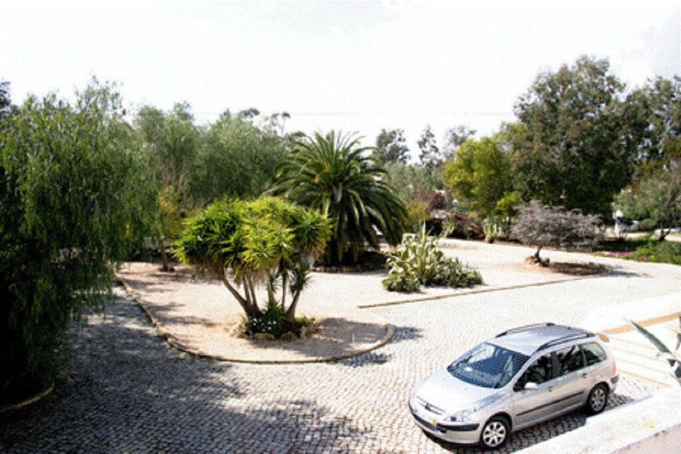 2 Front drive from villa