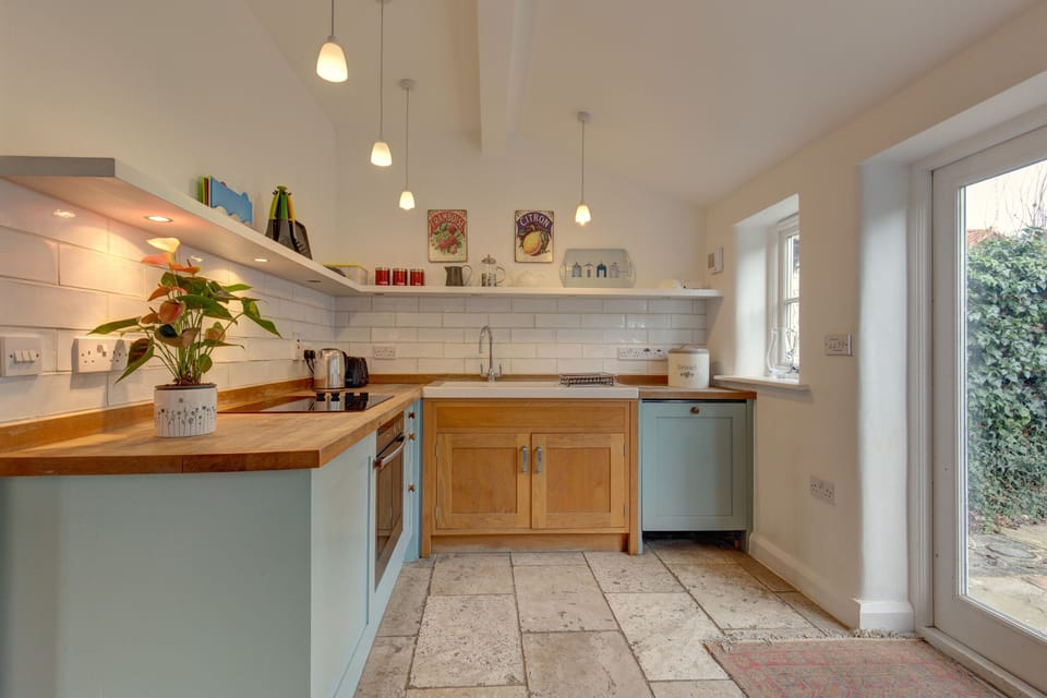 Ground floor: Modern kitchen with underfloor heating