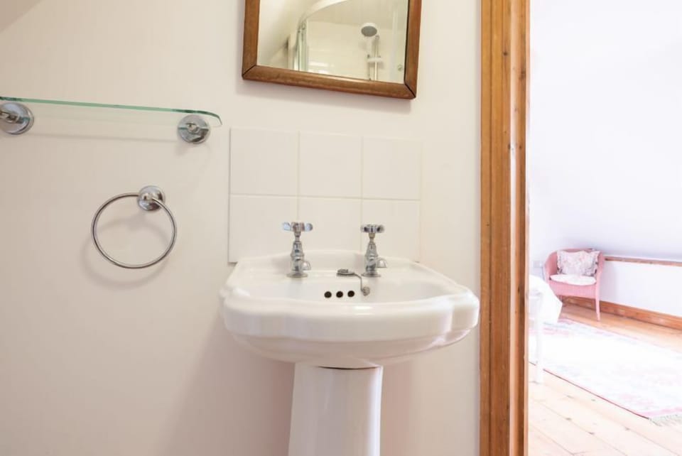 First floor: En-suite in master bedroom