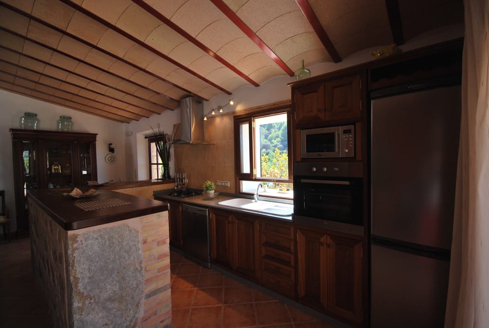 Fully fitted kitchen