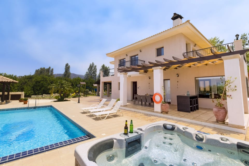 Hot Tub and Private Pool