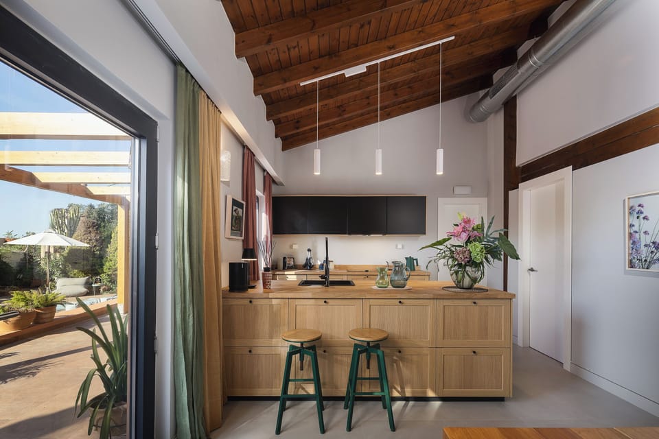A fully equipped kitchen.