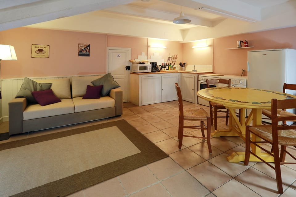 Kitchen-lounge