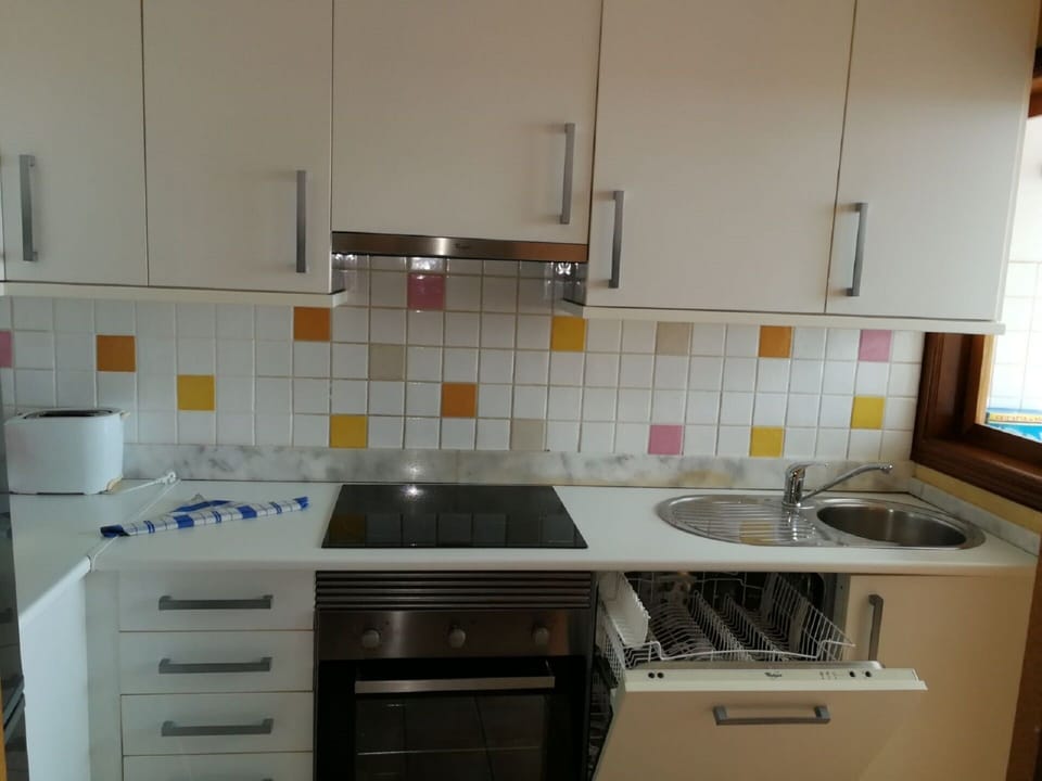 Fully equipped kitchen.