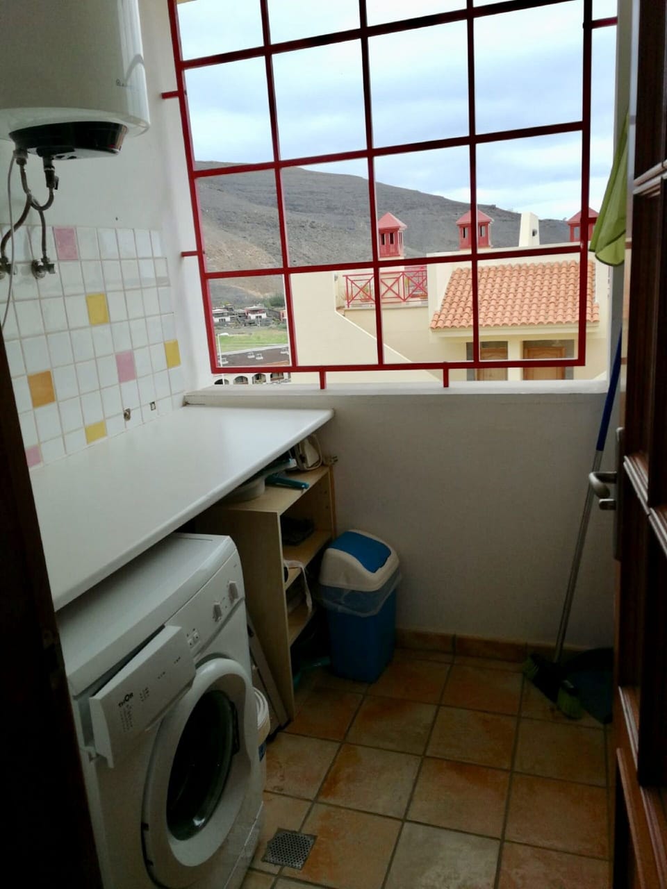 Separate utility room with a washing machine  - just off from the kitchen.