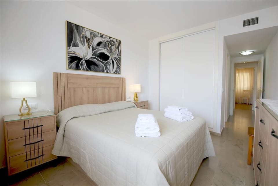 Master bedroom with king-size bed, air conditioning and built-in wardrobe
