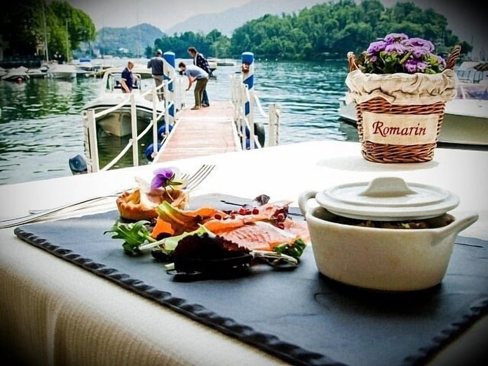 Let us recommend our favourite lakeside diners!