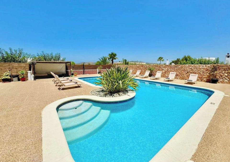 This stunning Villa is only 21-minute walk away from O beach. 