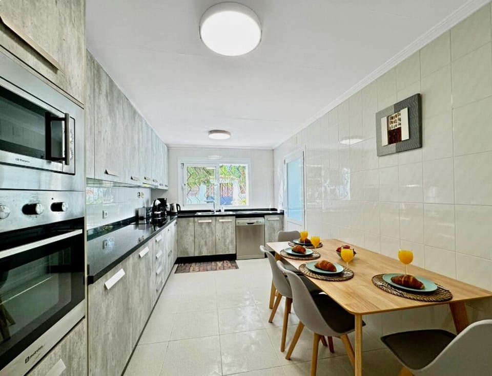 Fully equipped kitchen with modern amenities.