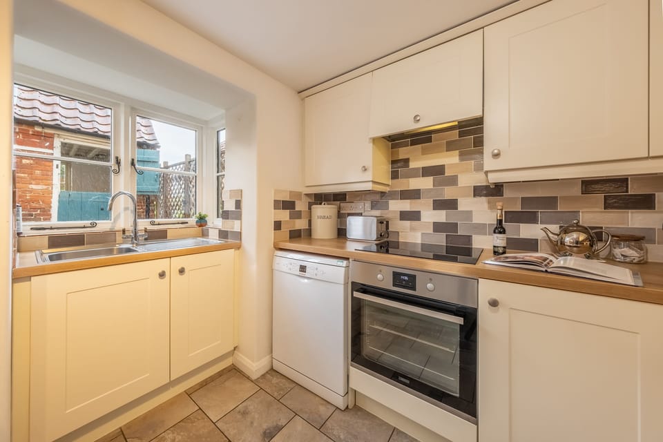 Ground floor:  Kitchen, integrated electric oven and hob