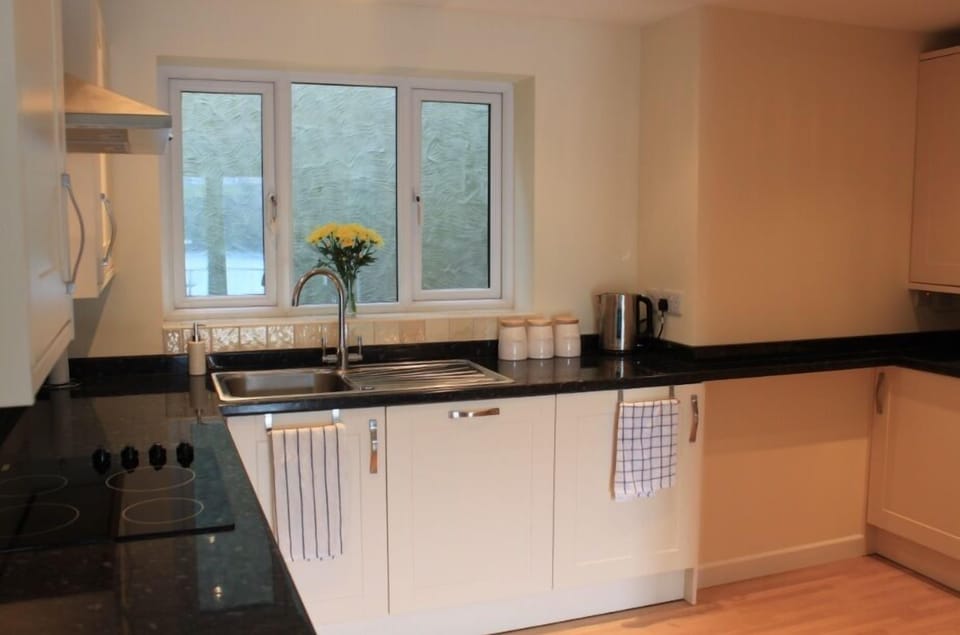 Fitted kitchen with all mod cons!