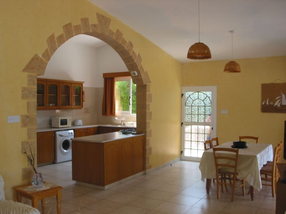 open plan kitchen & dinning area