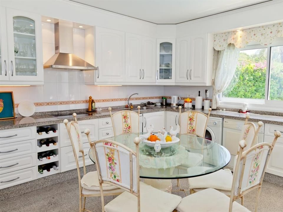 Another dining area for six guests in the fully fitted kitchen