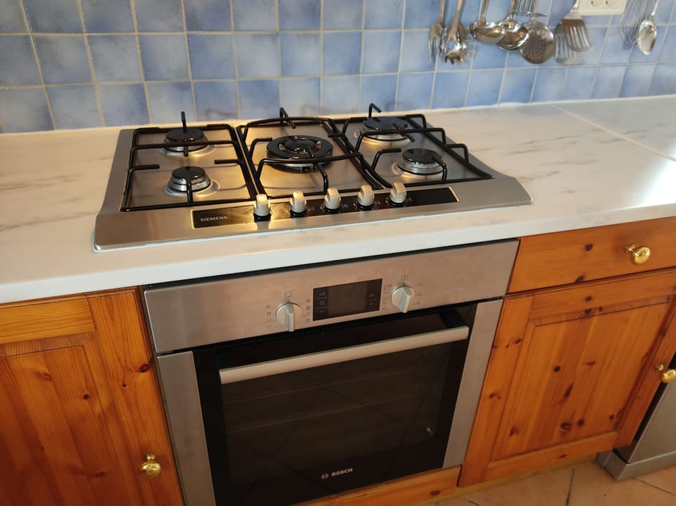 Siemens 5 burner hob + Bosch pyrolyse oven