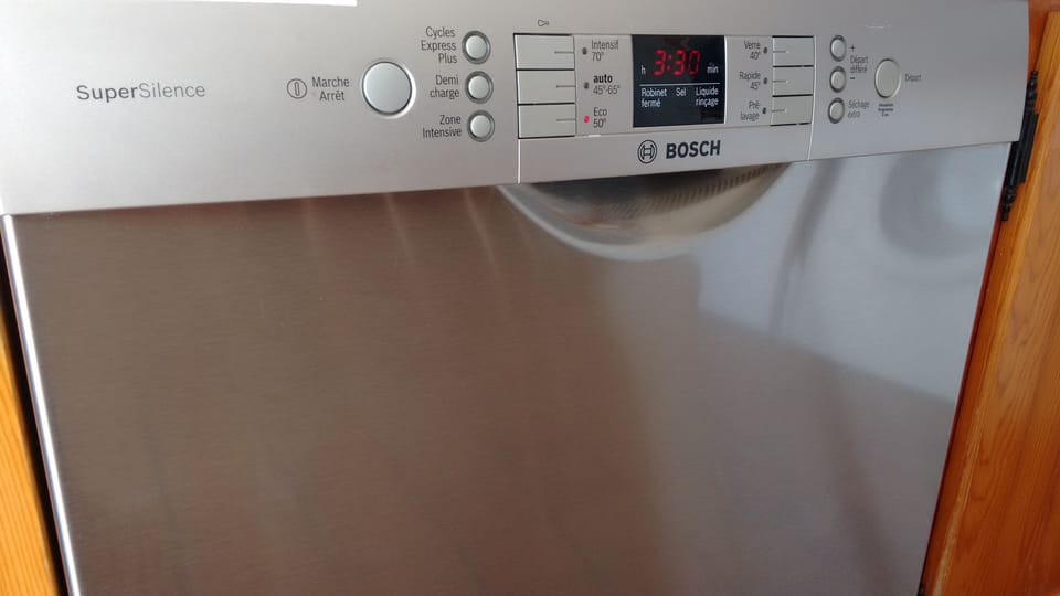 2 Bosch dishwashers, one in each house