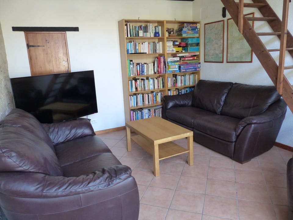 Lounge with 55" Ultra HD TV, English/French channels, Blu-ray DVD, hi-fi & wi-fi