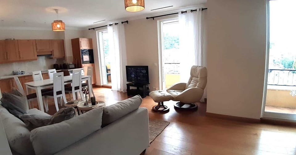 Lounge / kitchen