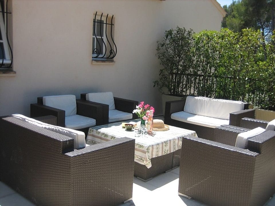 Private veranda showing sitting area