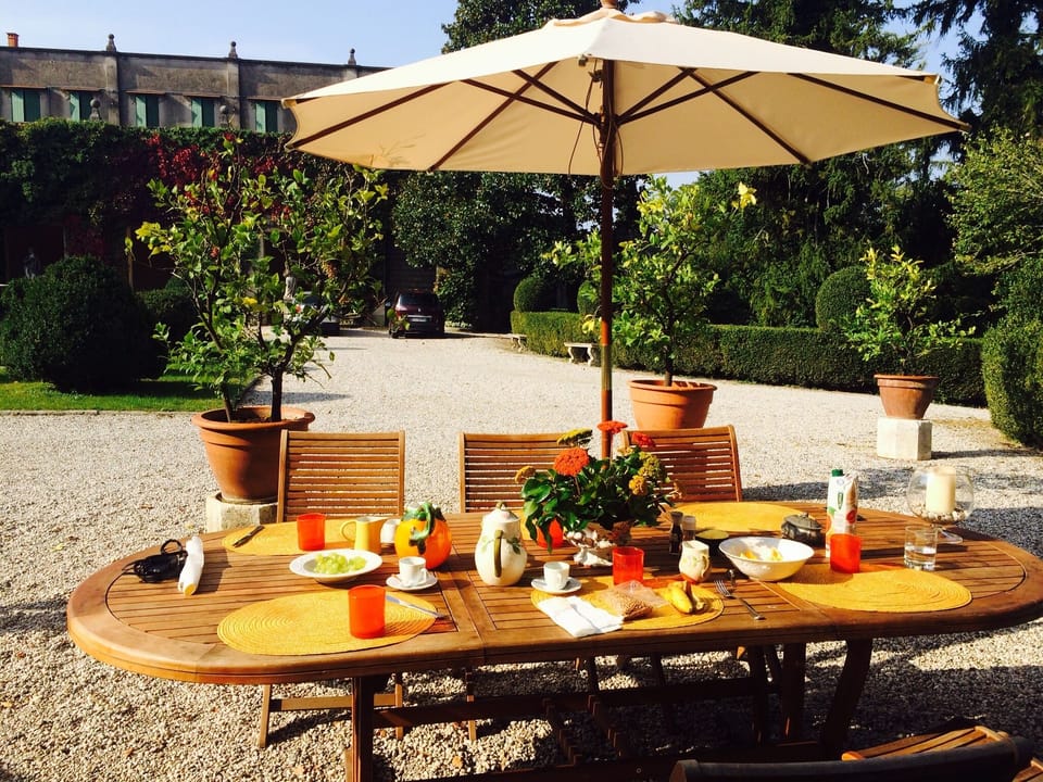 LA SERENELLA West Wing - Garden table