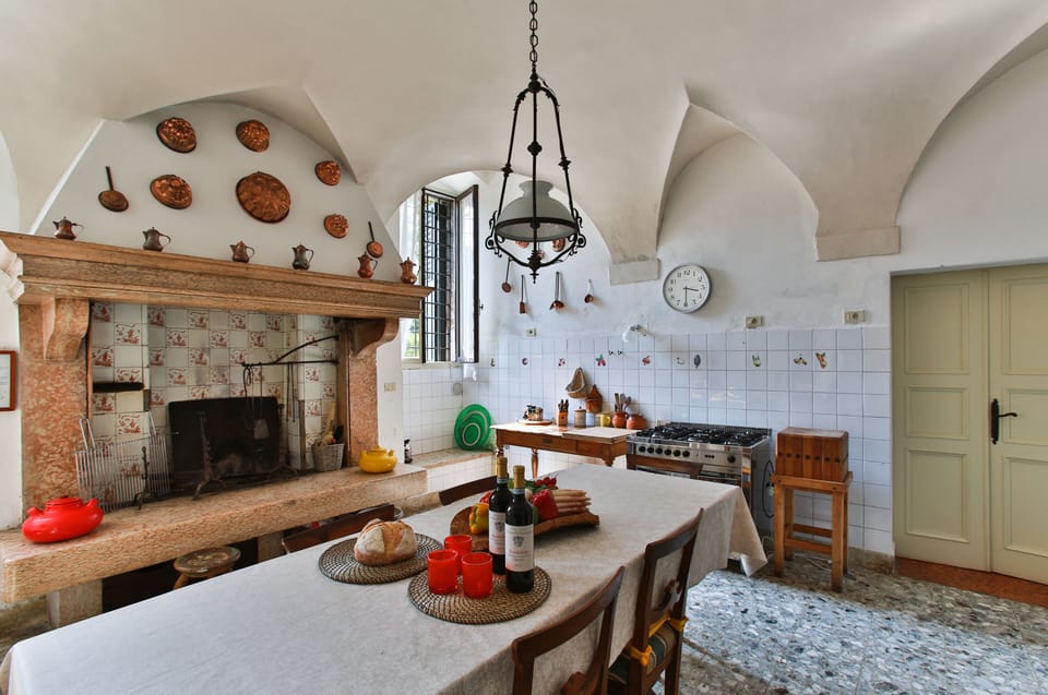 LA SERENELLA West Wing - The Kitchen