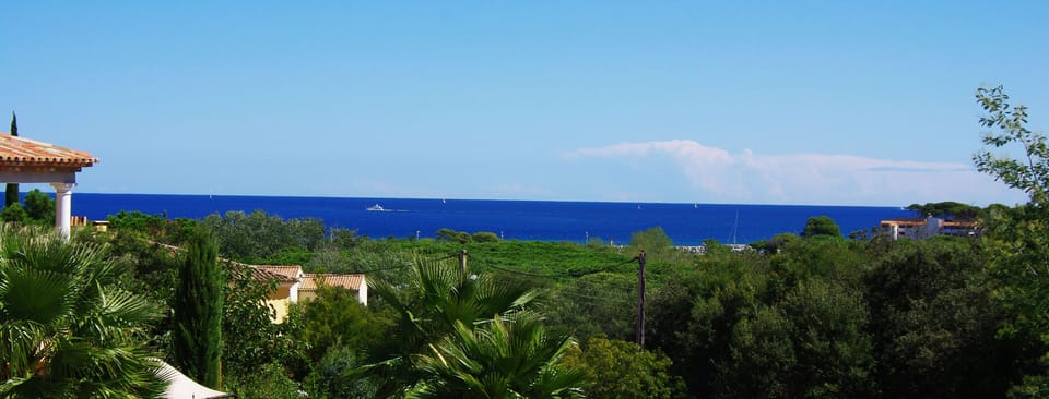 Sea view. Swimming pool 8x4m. Very quiet location. 150m2 Villa in Roquebrune-sur-Argens