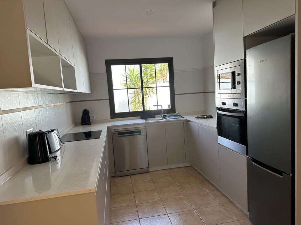 Modern Kitchen with silestone worktops.