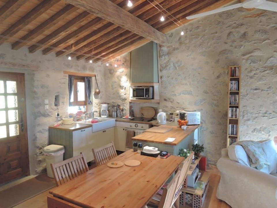 Kitchenette / dining area....