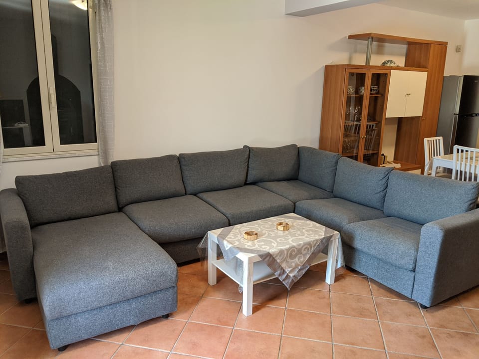 This is also a pull-out double sofa bed.