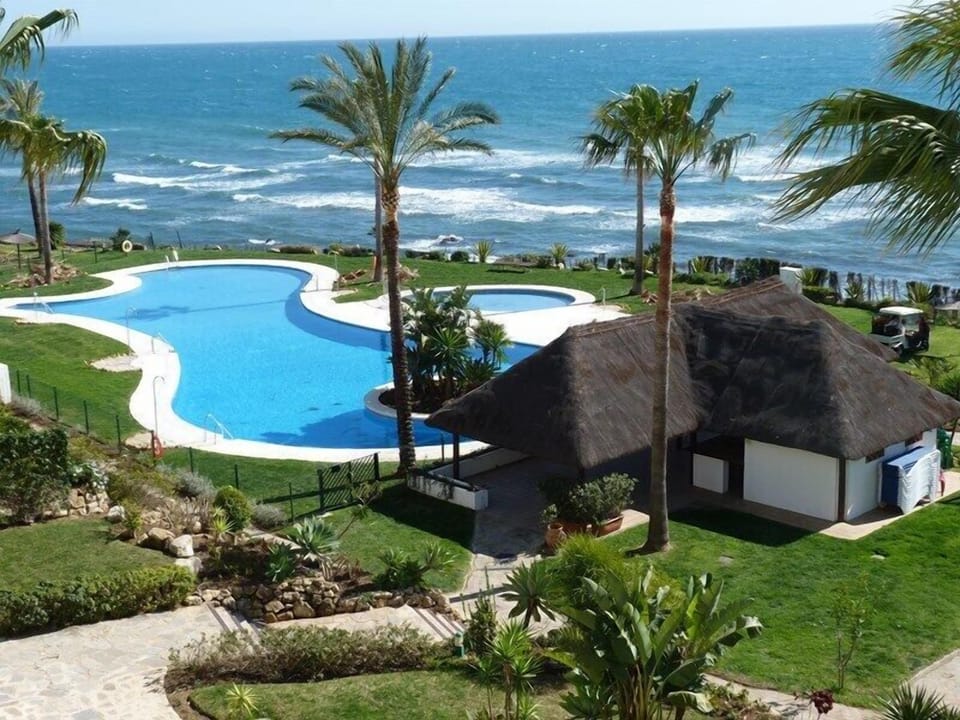 Main pool and residents beach bar - FREE WIFI- in Apartment