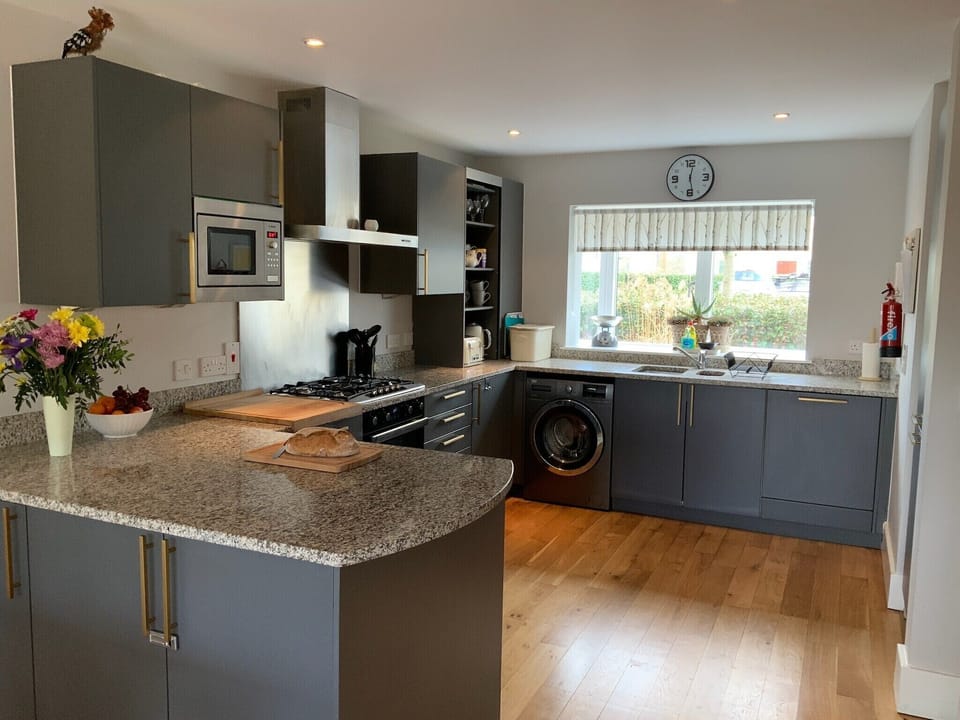Fully equipped kitchen with dishwasher and washing machine